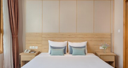 G8 Luxury Hotel Da Nang Room Type - Deluxe Double Room with City View G8 Luxury Hotel Da Nang Room Type - Deluxe Double Room with City View