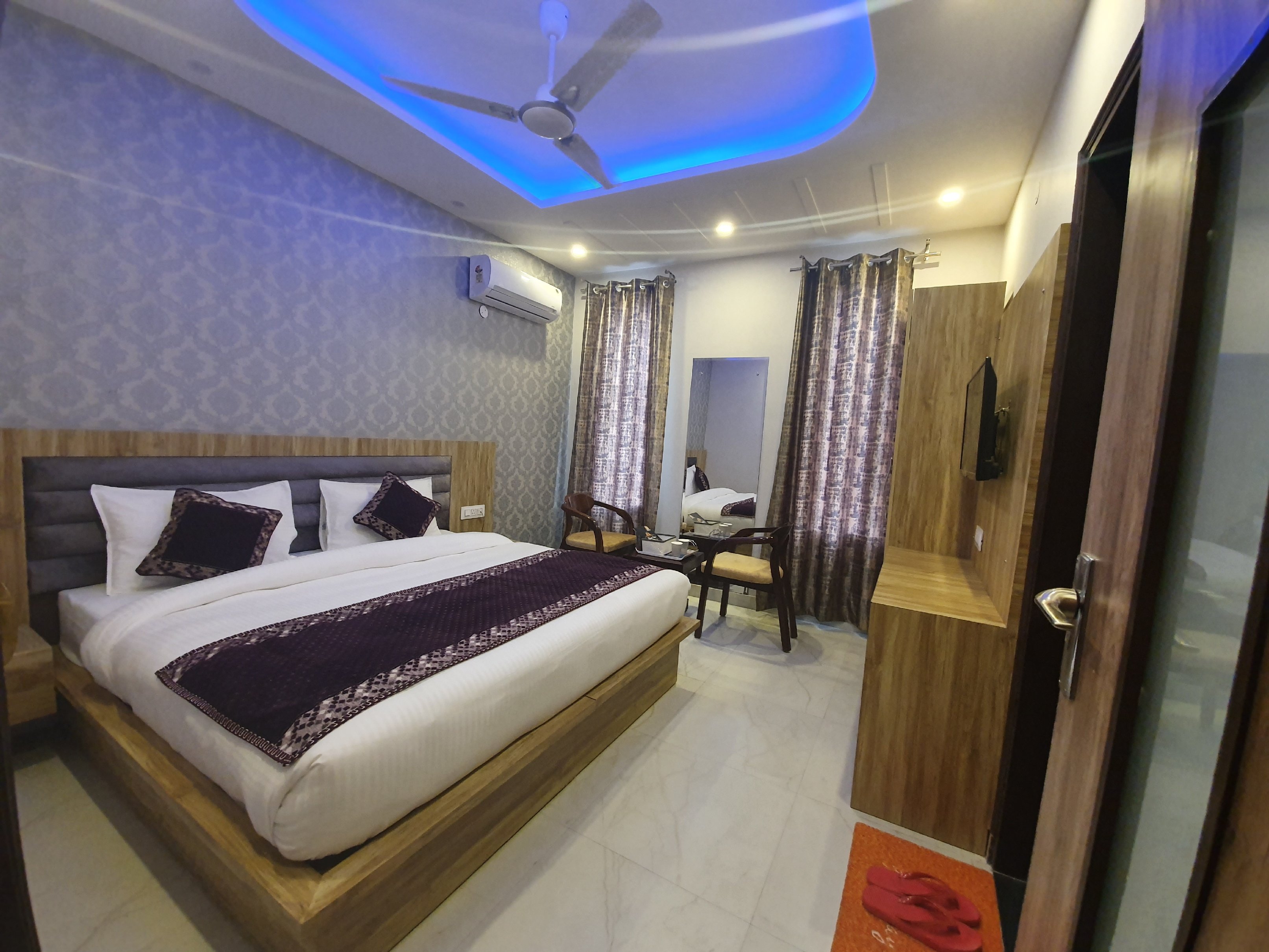 Hotel Glass Inn Room Type - Deluxe Room Hotel Glass Inn Room Type - Deluxe Room