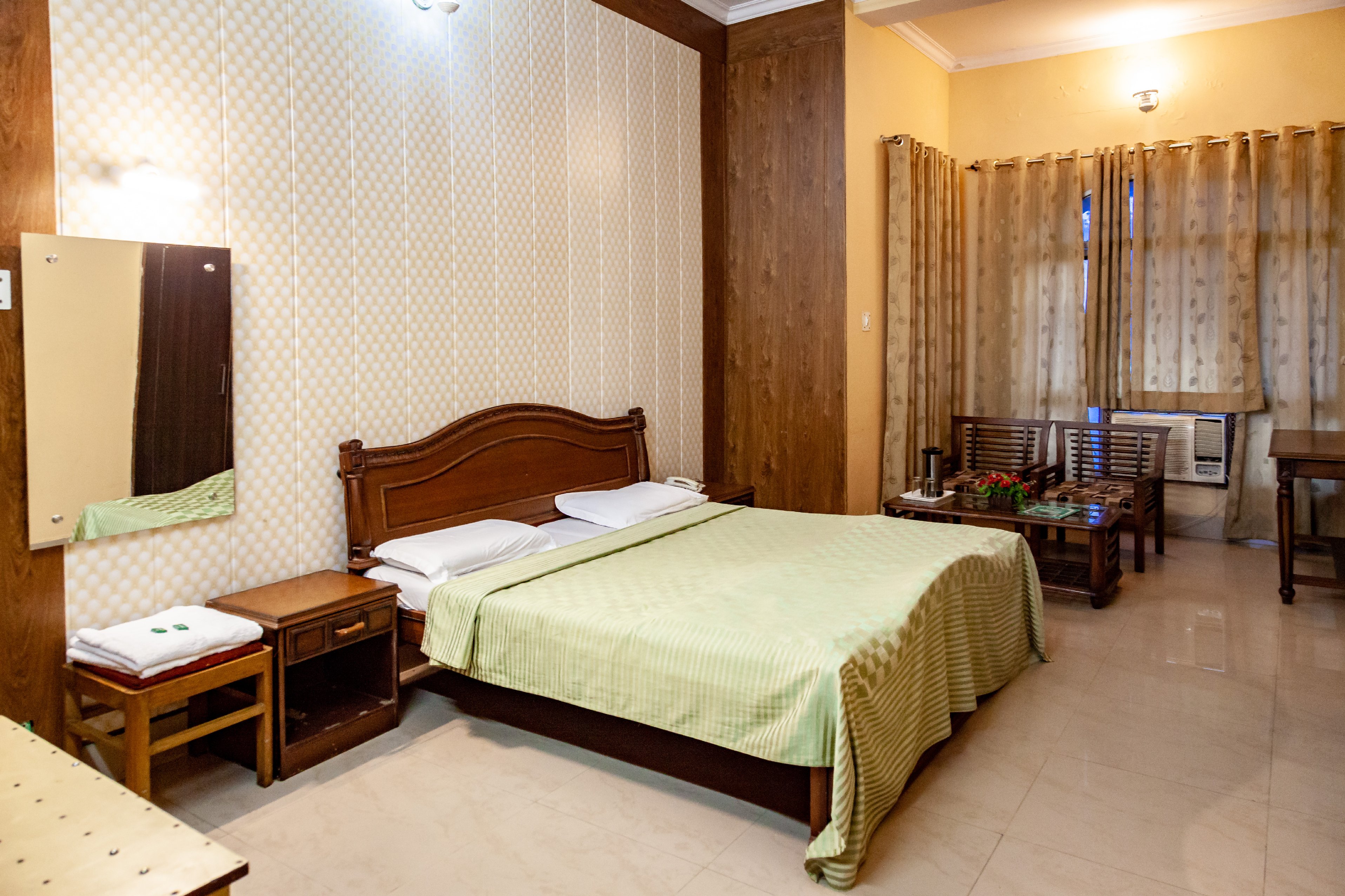 Hotel Alaknanda on the Ganges Haridwar - Tap to explore photos