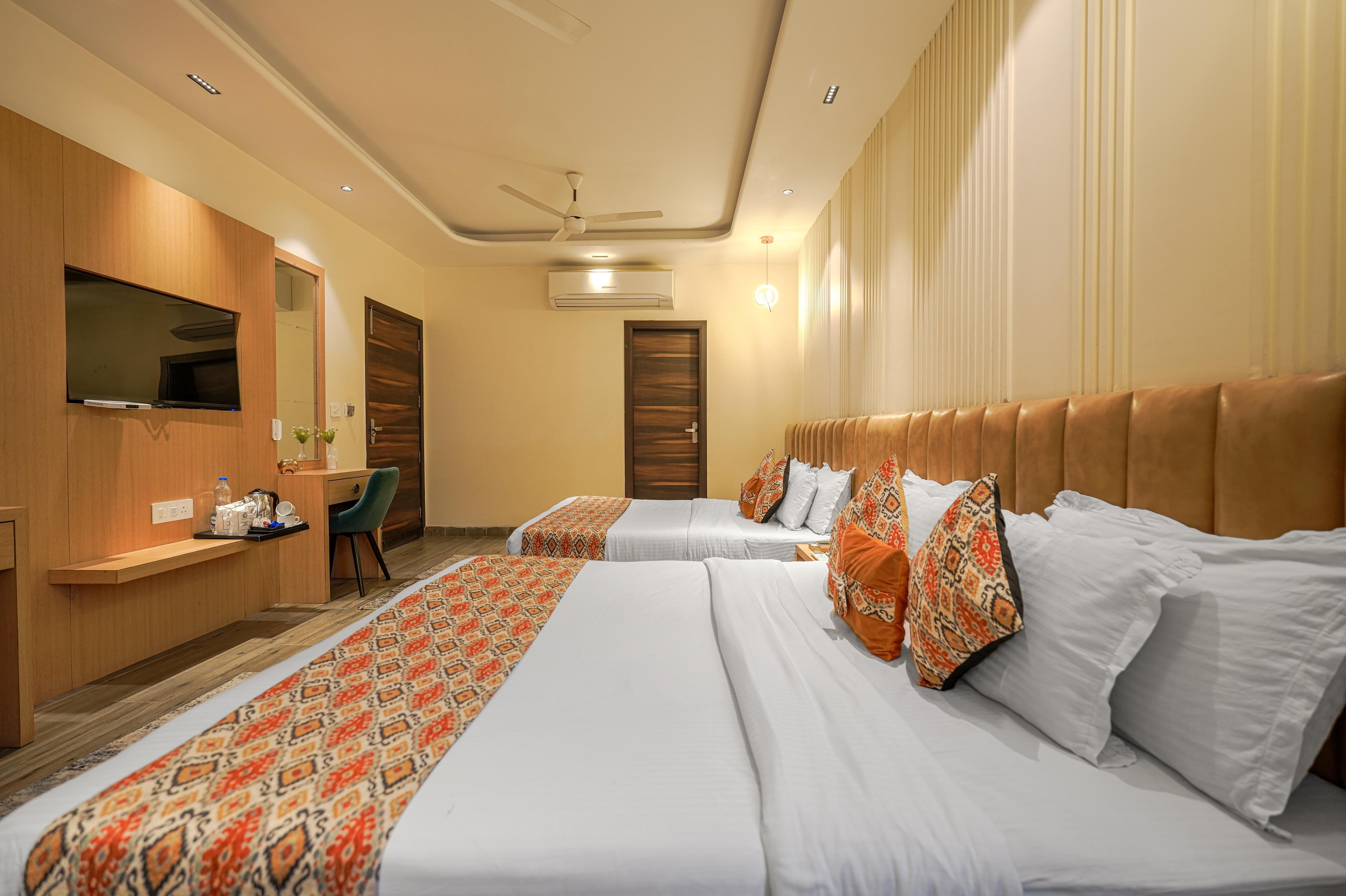 Hotel Heaven View - 50 m From Golden Temple - Tap to explore photos