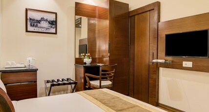 Amritara Sadka, Amritsar Golden Temple Room Type - Standard Room with Work Desk - Enjoy Happy Hour 1+1 mocktail Amritara Sadka, Amritsar Golden Temple Room Type - Standard Room with Work Desk - Enjoy Happy Hour 1+1 mocktail