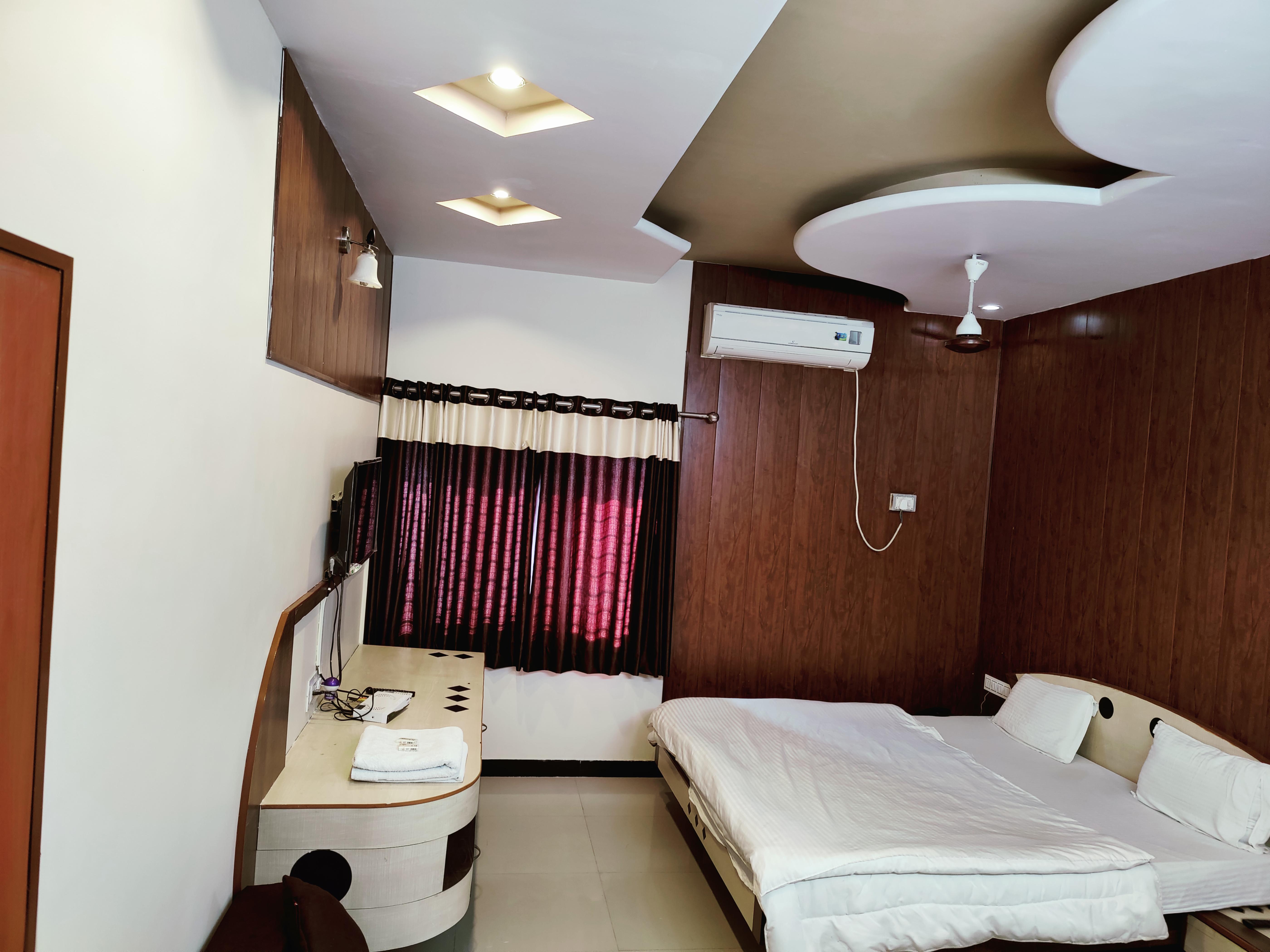 Happy Day Hotel Room Type - Deluxe Double Room