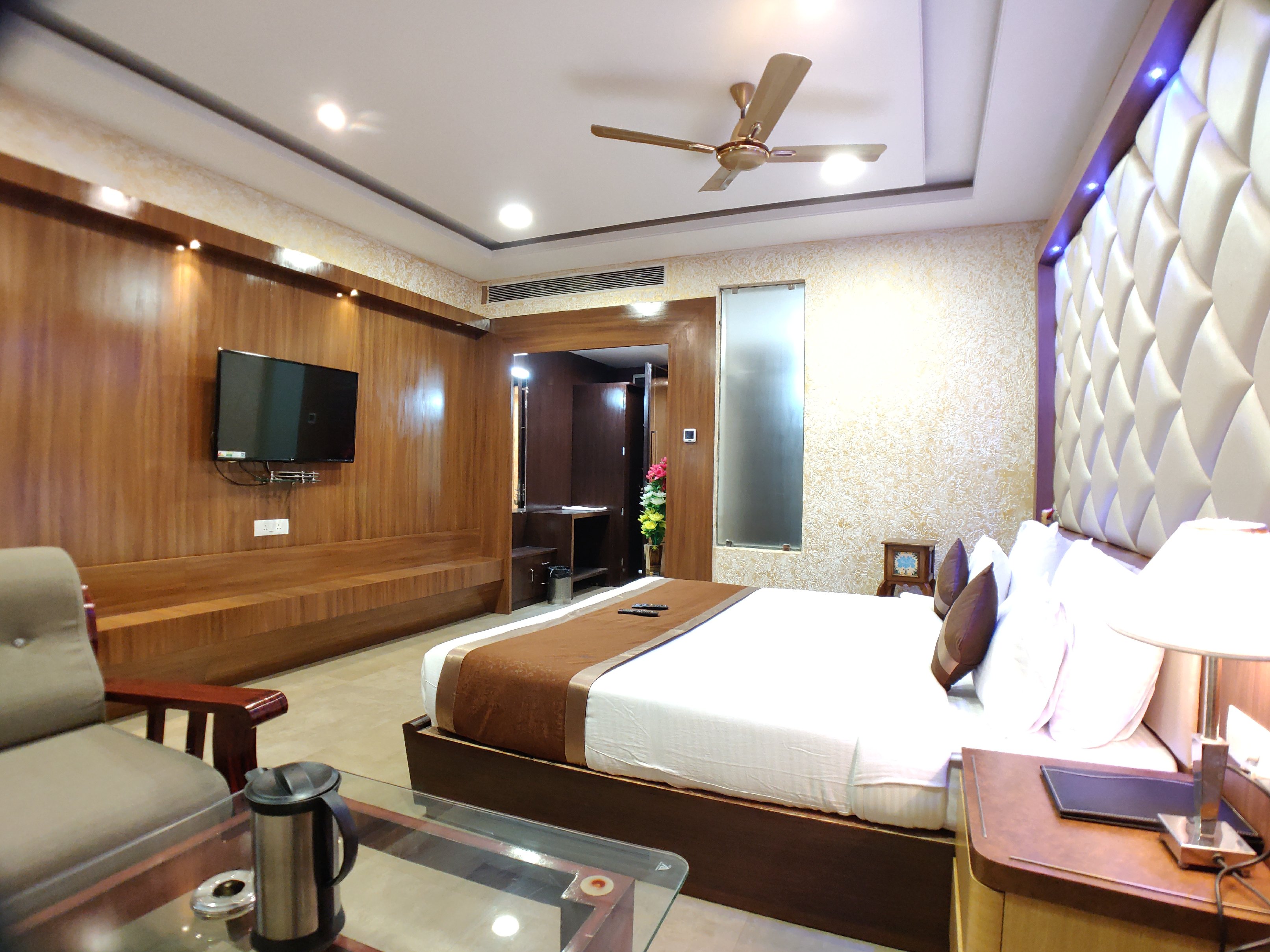Hotel Vishnu Empire Room Type - Royal  Executive Room