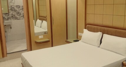 Hotel Shri Gourav Room Type - Deluxe Room