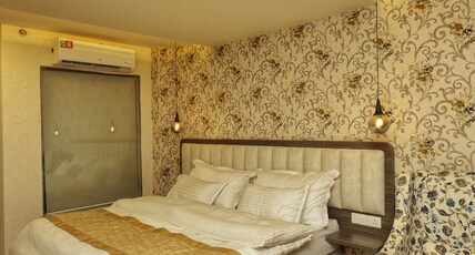 Hotel Royal Castle Room Type - Premium Bedroom with Balcony
