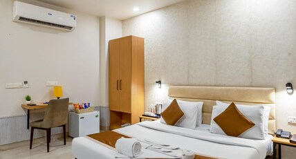 Aadat Hotel Subhash Chowk Room Type - Premium Room