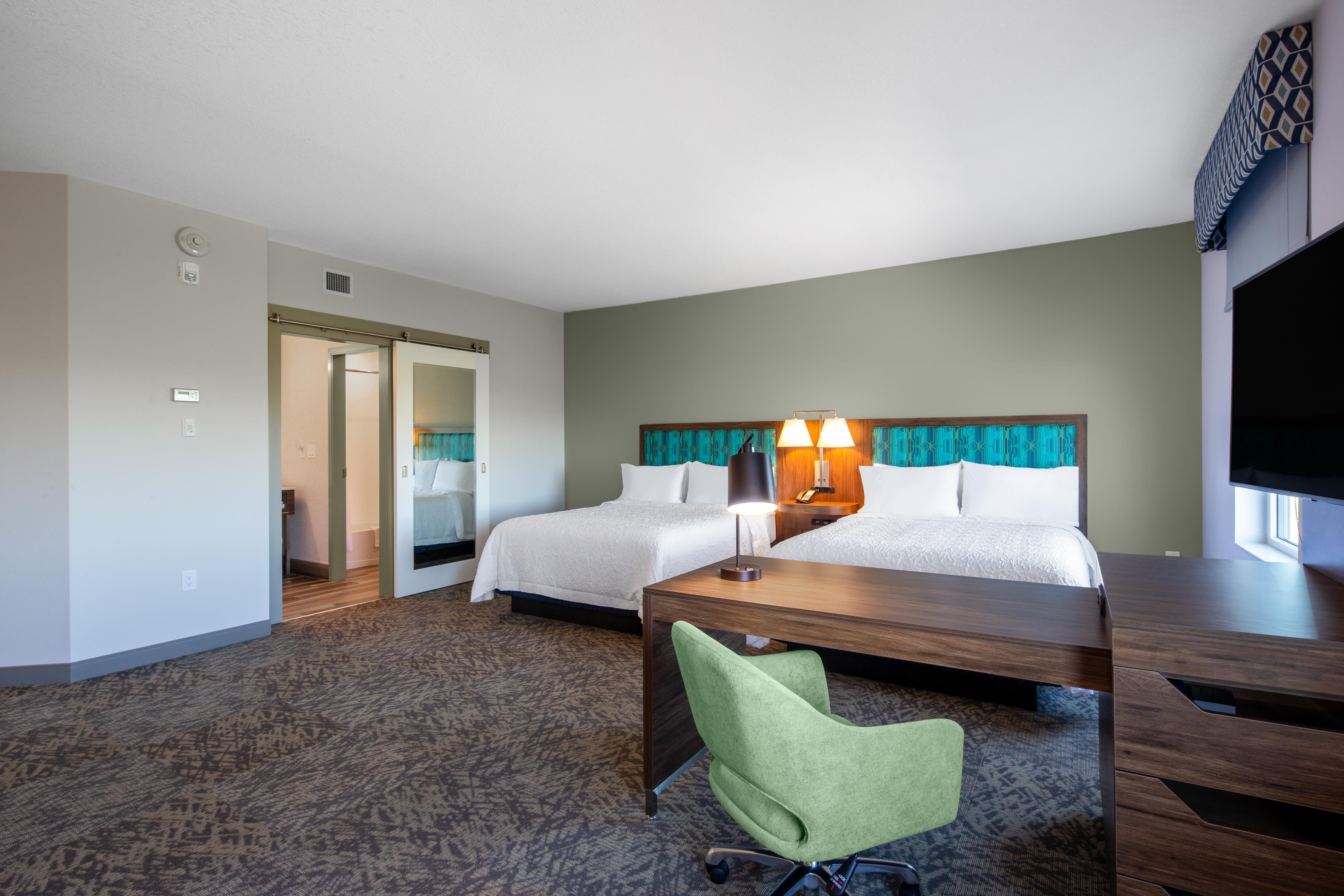 Hampton Inn & Suites Edmonton St. Albert Room Type - 2 QUEENS SUITE NONSMOKE