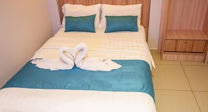 Alaxis Hotel Room Type - STANDARD QUEEN ROOM