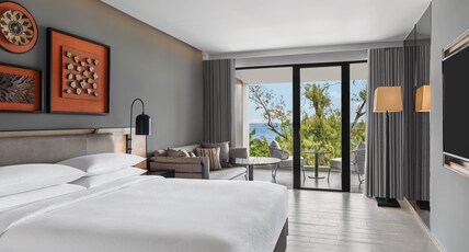 Four Points by Sheraton Phuket Patong Beach Resort Room Type - Guest room, 1 King, Ocean view, Balcony