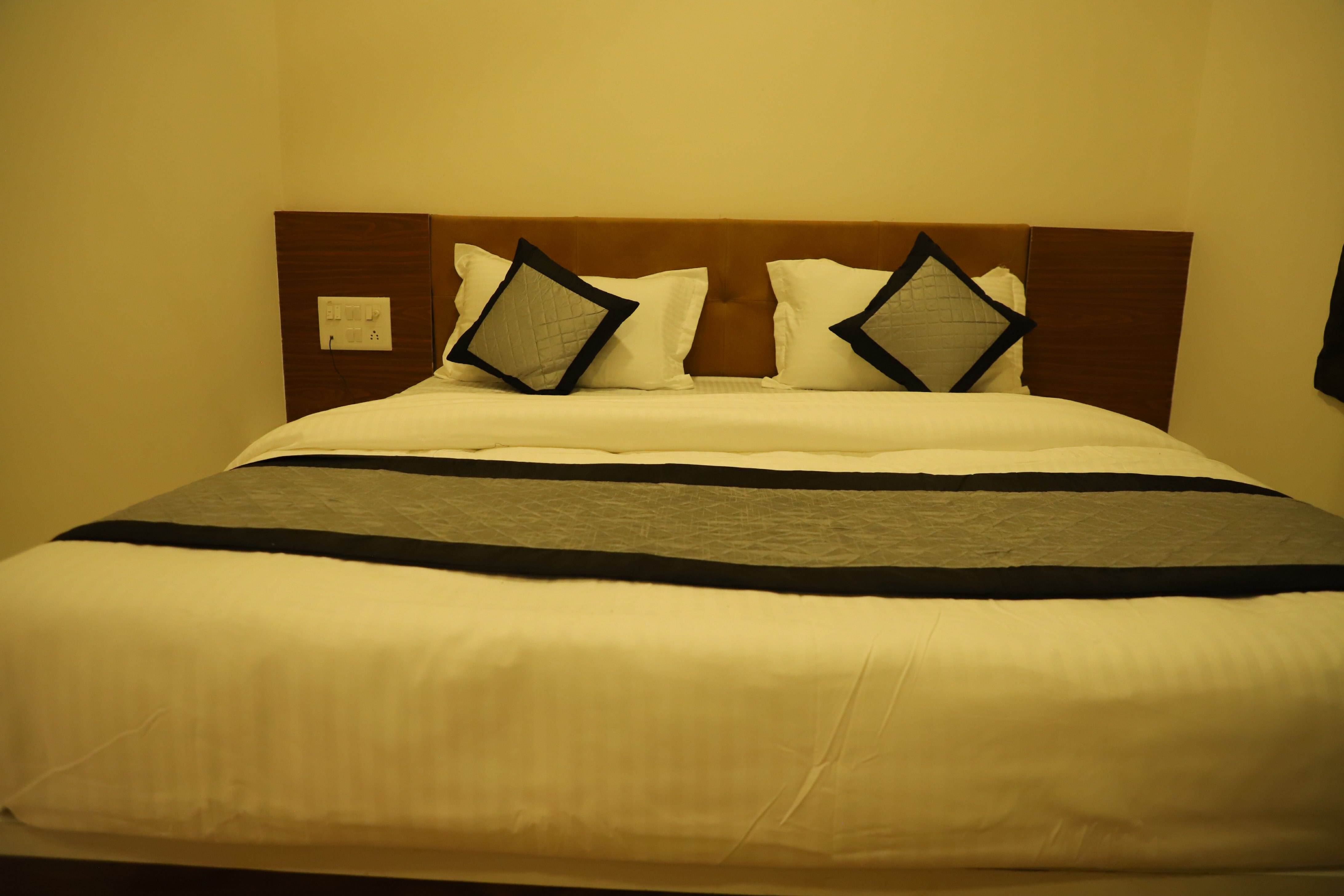 Hotel Royal Silver - Tap to explore photos