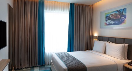 Holiday Inn Express & Suites, OMR Bengaluru Room Type - 1 Queen Bed Standard Non smoking & Free Breakfast Holiday Inn Express & Suites, OMR Bengaluru Room Type - 1 Queen Bed Standard Non smoking & Free Breakfast