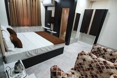 Pushpak Hotel