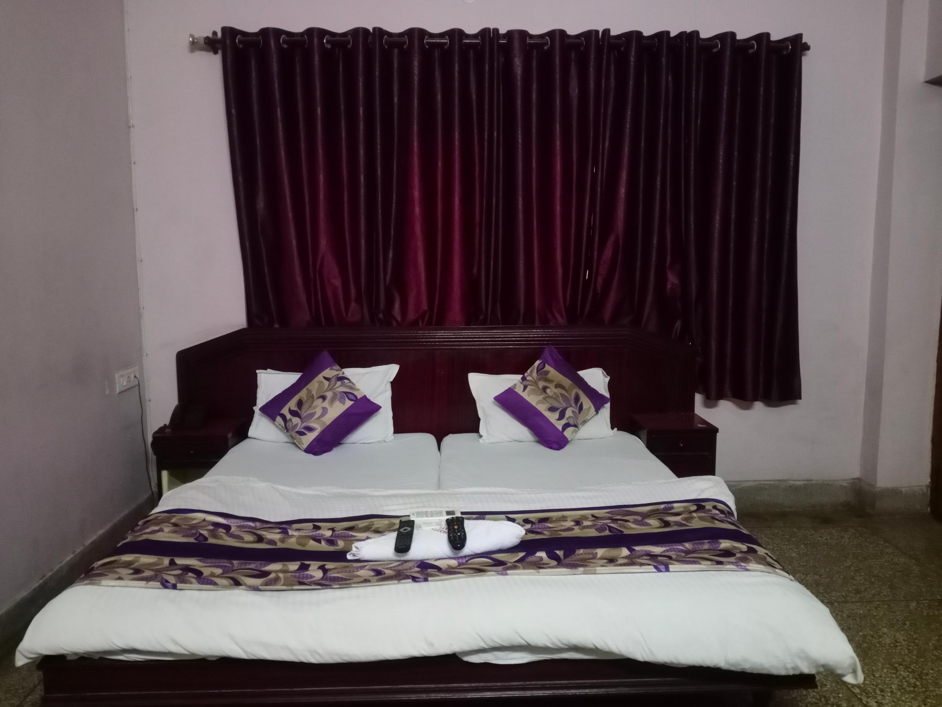 Hotel Green - 0.4km from Railway Station - Tap to explore photos