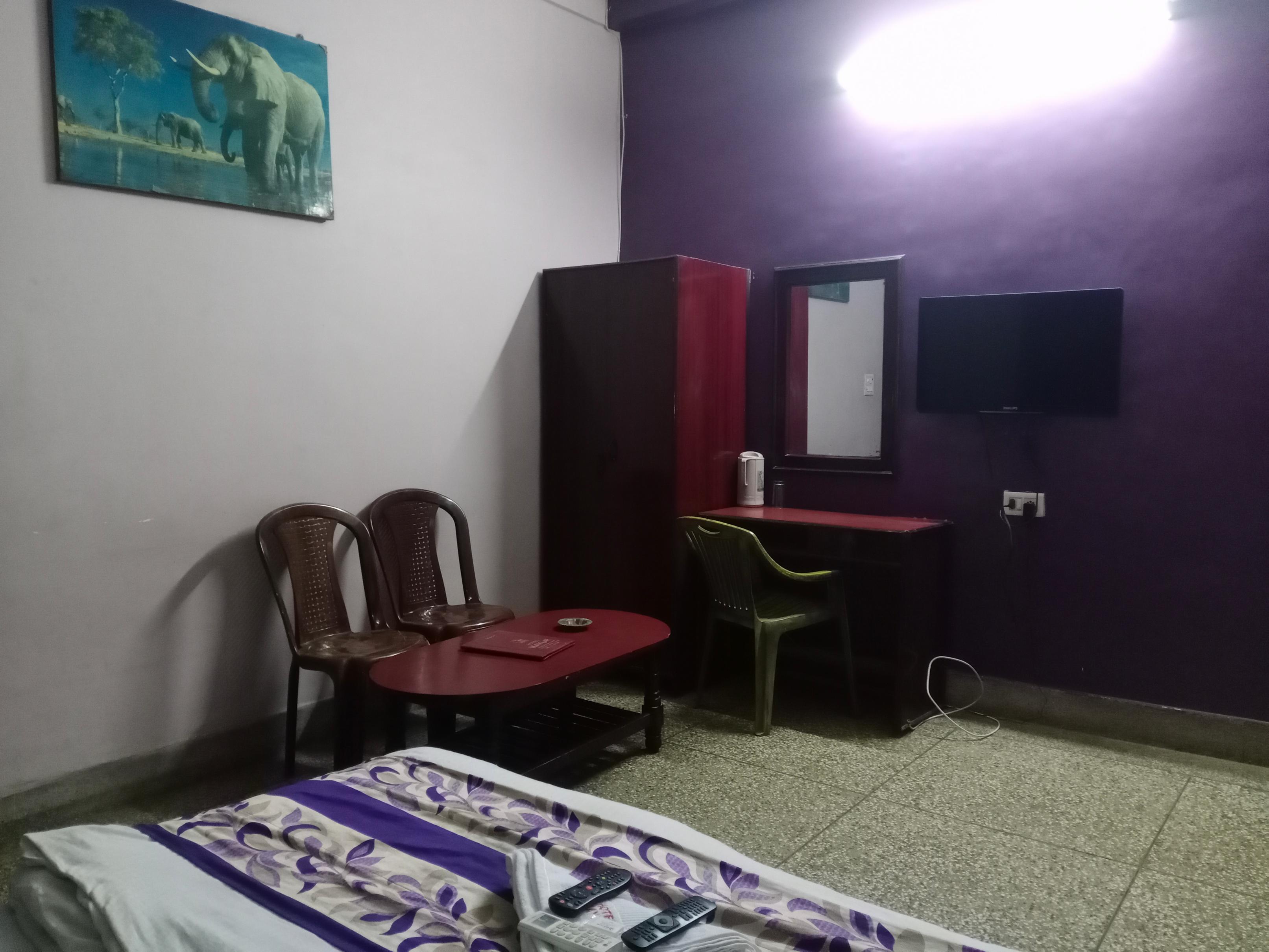 Hotel Green - 0.4km from Railway Station - Tap to explore photos