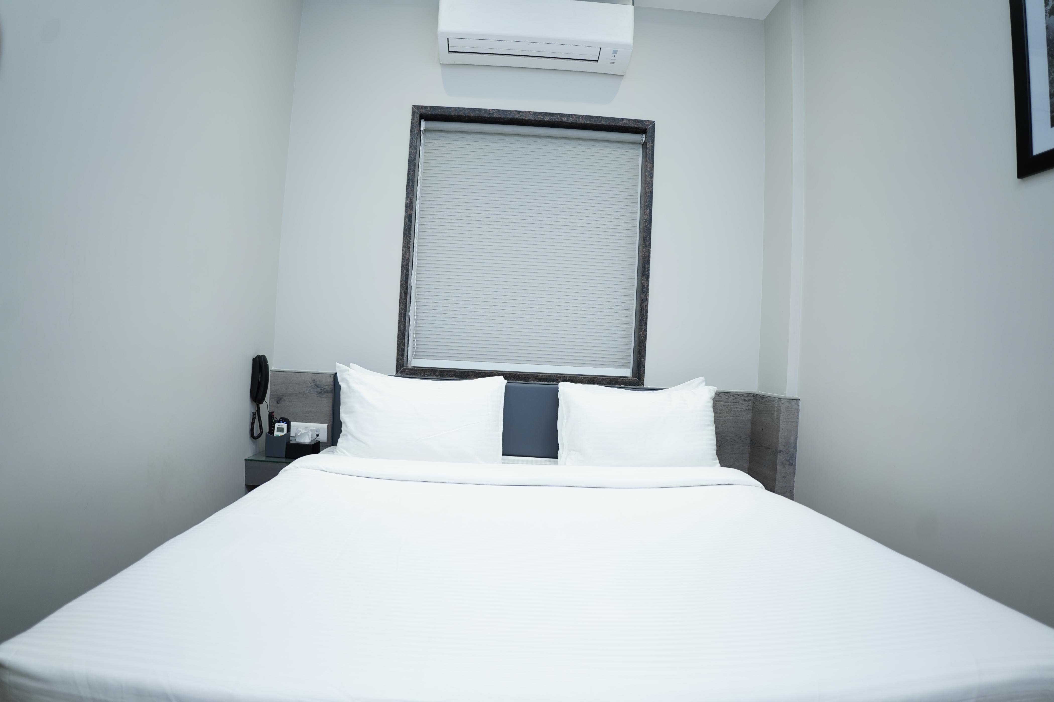 EXPRESS 11 HOTEL Room Type - STANDARD ROOM AT B-BLOCK