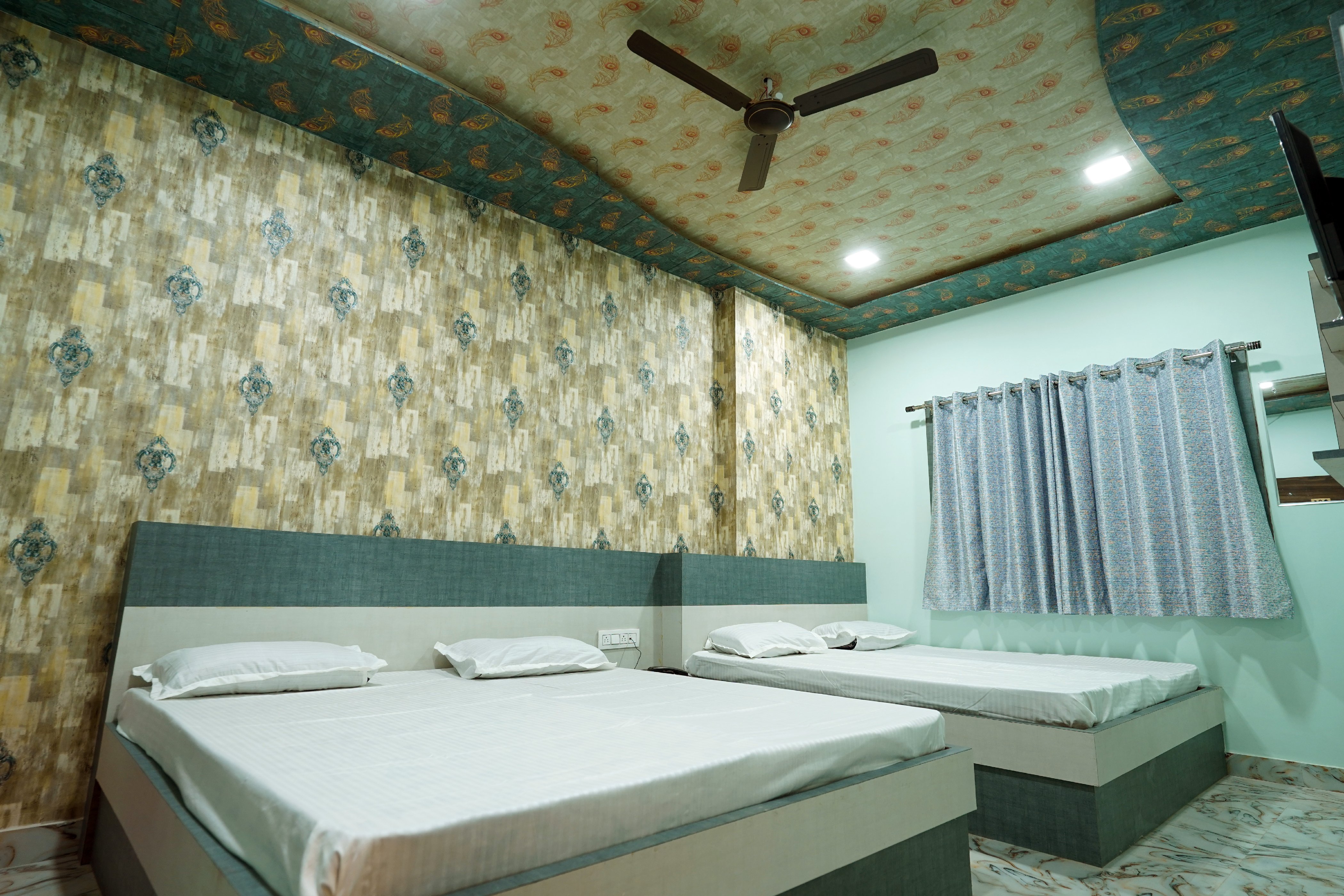 HOTEL ALISHAAN (30 Mtrs for Dargah) - Tap to explore photos