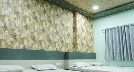 HOTEL ALISHAAN (30 Mtrs for Dargah) Room Type - Deluxe Ac Family Bed Room
