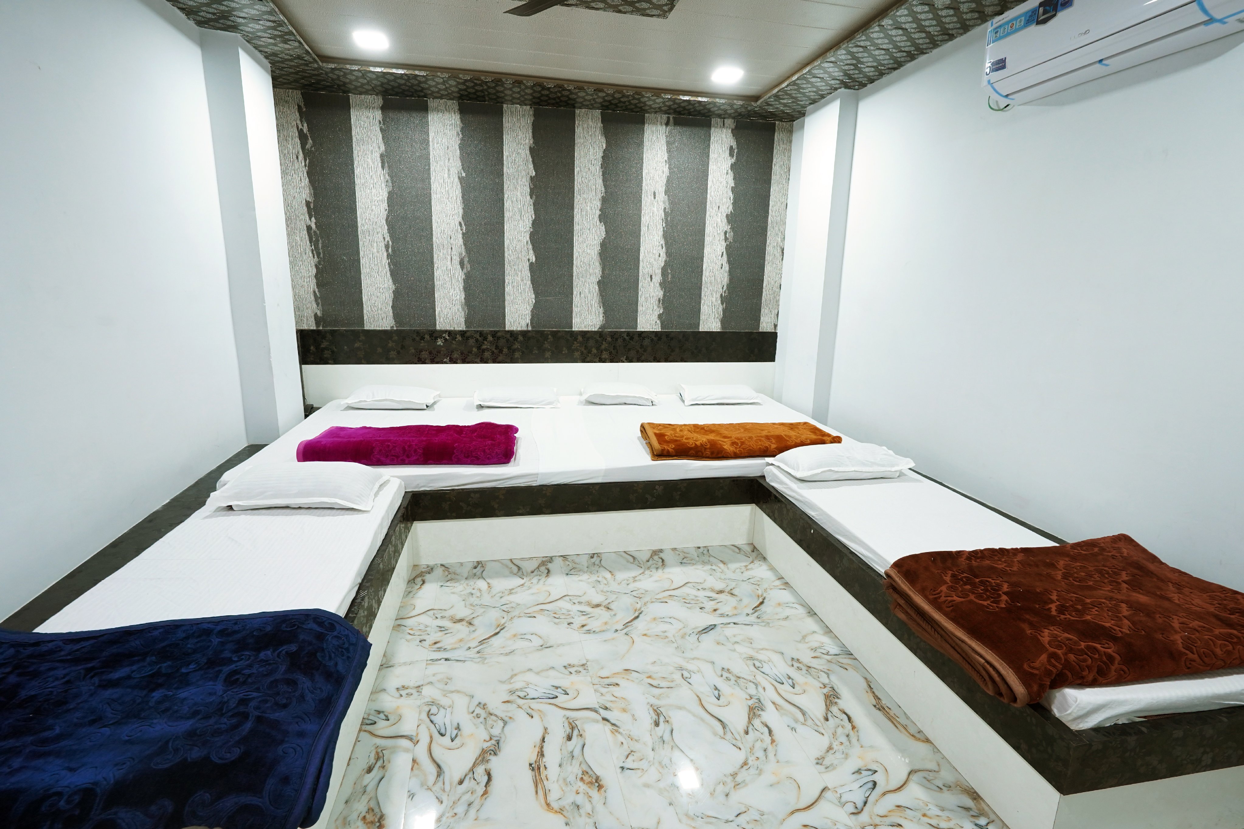 HOTEL ALISHAAN (30 Mtrs for Dargah) Room Type - Deluxe Ac Six Bed Room