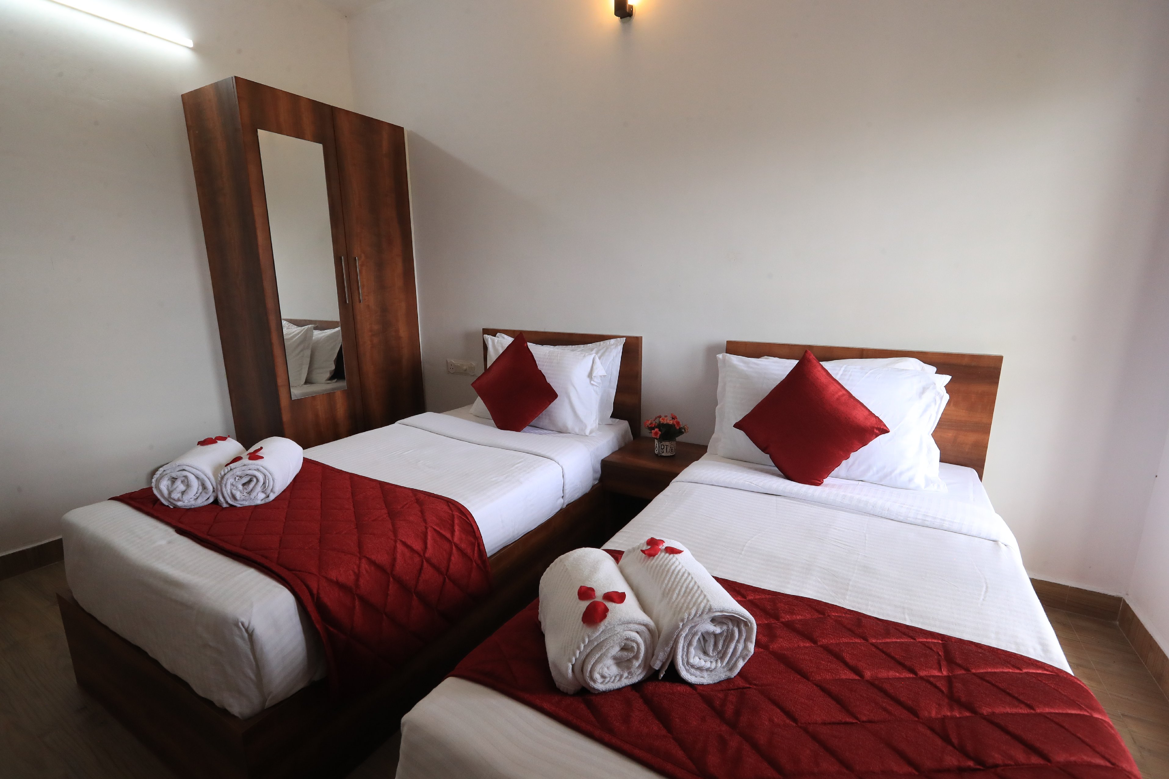 Vagamon Hill Chimes| Rooms & Restaurant Room Type - Mountain and Lake view