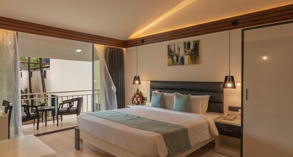 Foxoso LA Beach Resort Room Type - Premium Room with 2 Pints of Beer