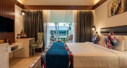Foxoso LA Beach Resort Room Type - Premium Pool View with 2 Pints of Beer