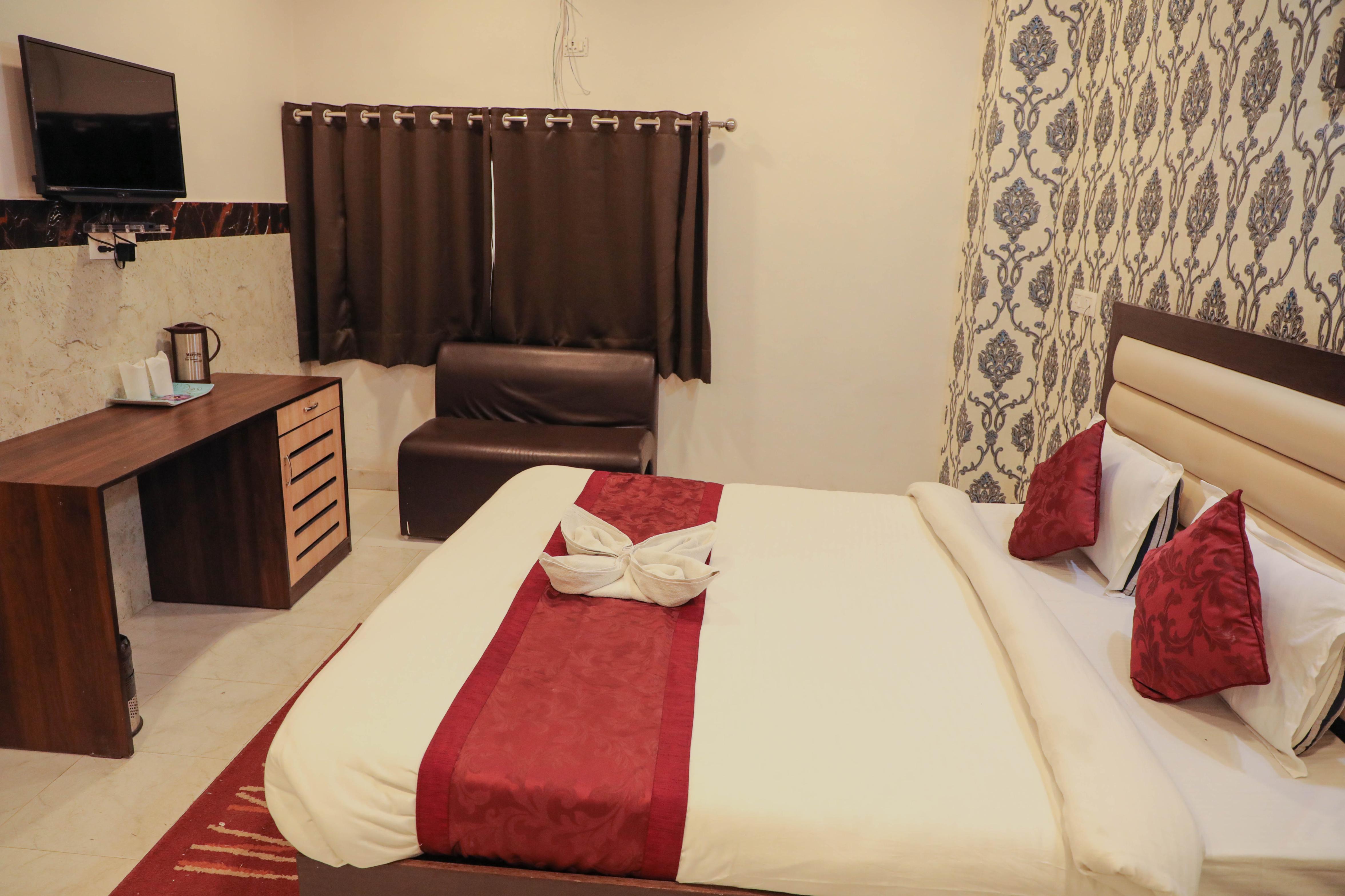 HOTEL RATNAM PALACE - Tap to explore photos