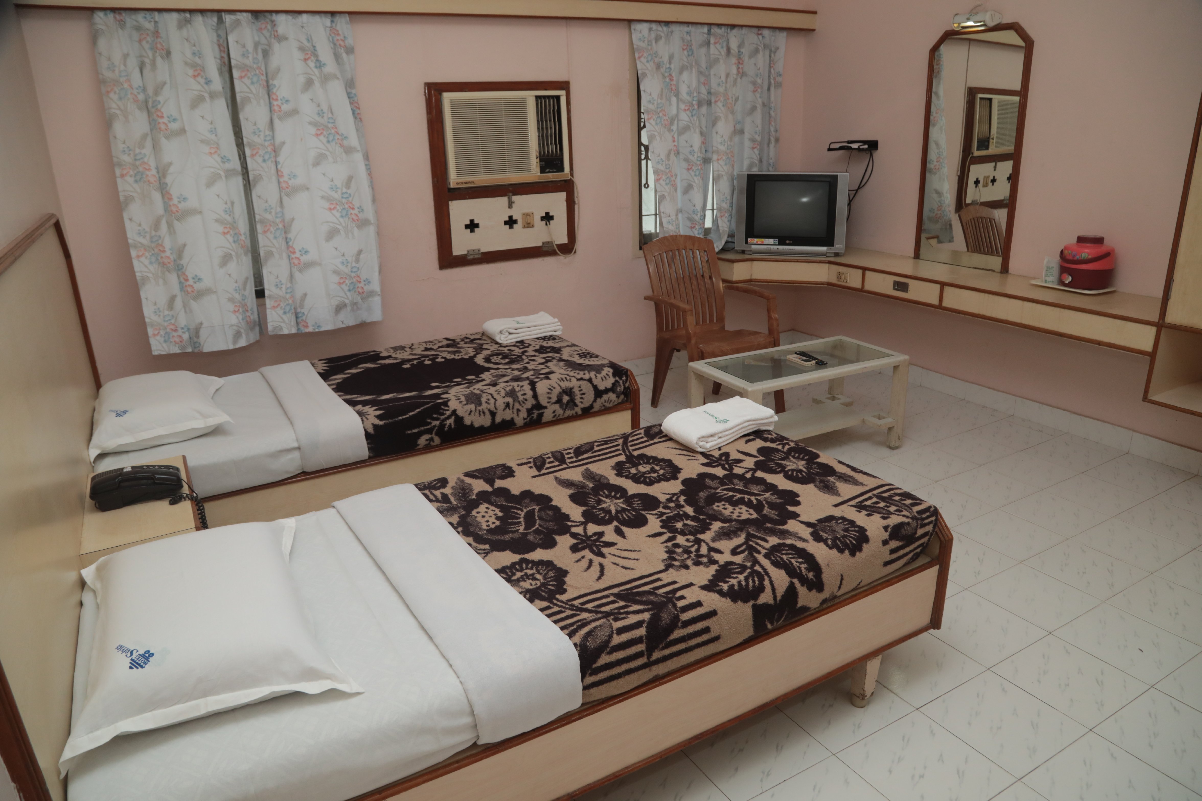 Hotel Selvies,Thiruvarur - Tap to explore photos