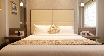 THE GRAND VILLAGE Room Type - SUPERIOR ROOM KING BED