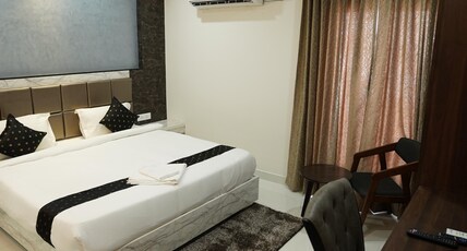 M SQUARE HOTEL Room Type - Deluxe Balcony Room