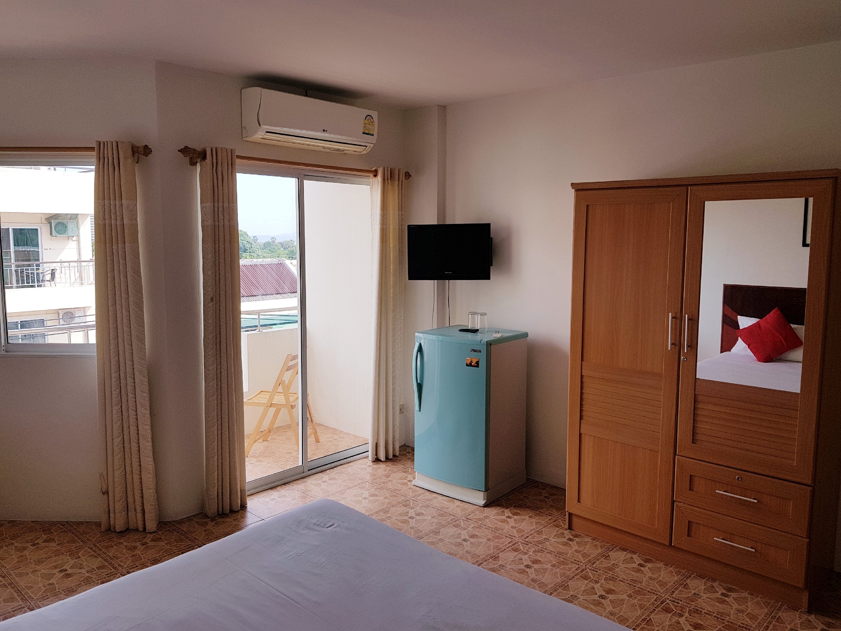 Pearl Inn, Pattaya - Tap to explore photos