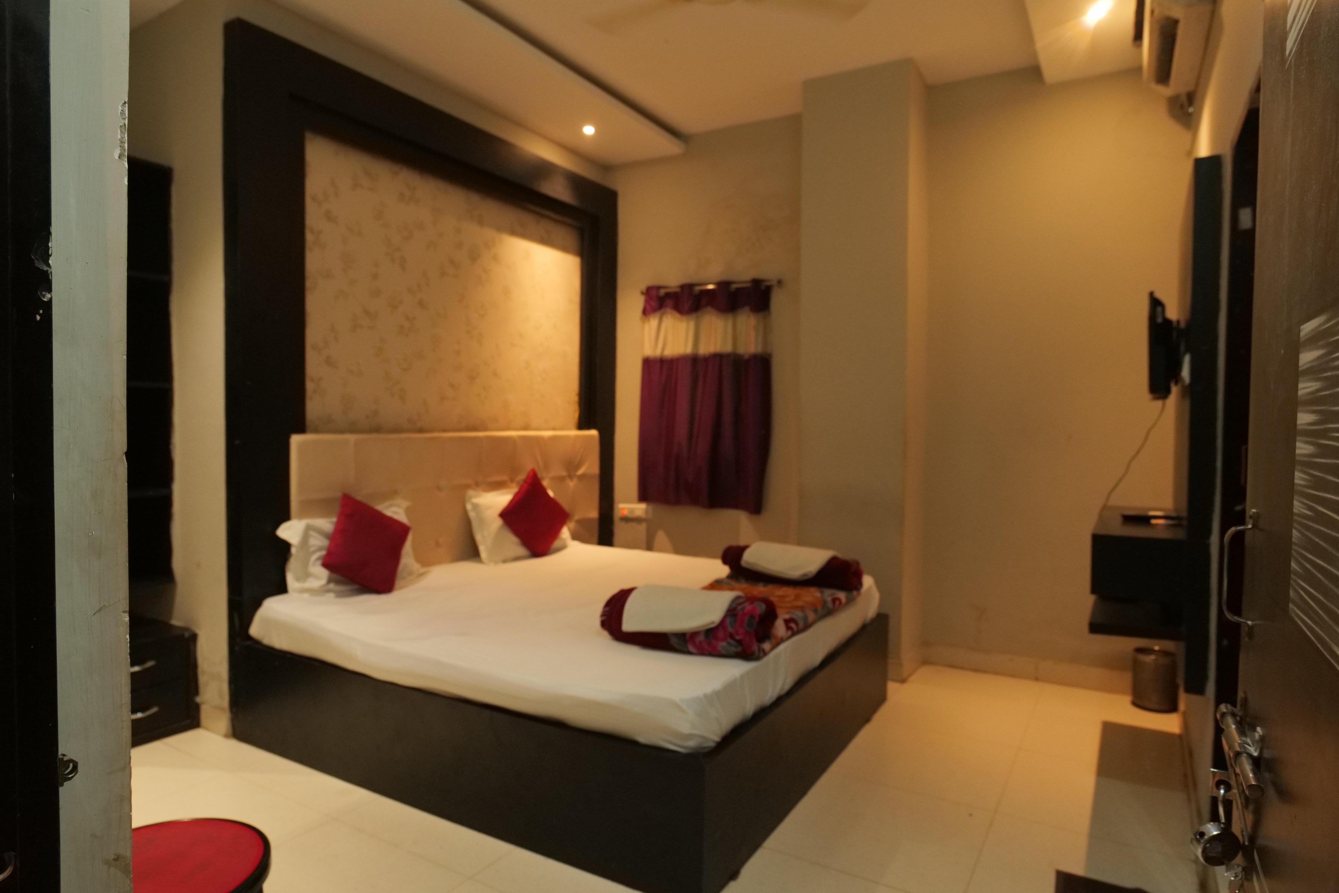 Hotel Shanti Niketan by Nexottel - Tap to explore photos