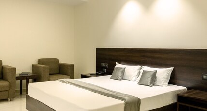 Hotel Paramount Suites & Service Apartments Room Type - Deluxe Room