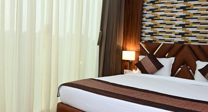 Sukhdeo Clark Inn Room Type - Executive Room with Pool View