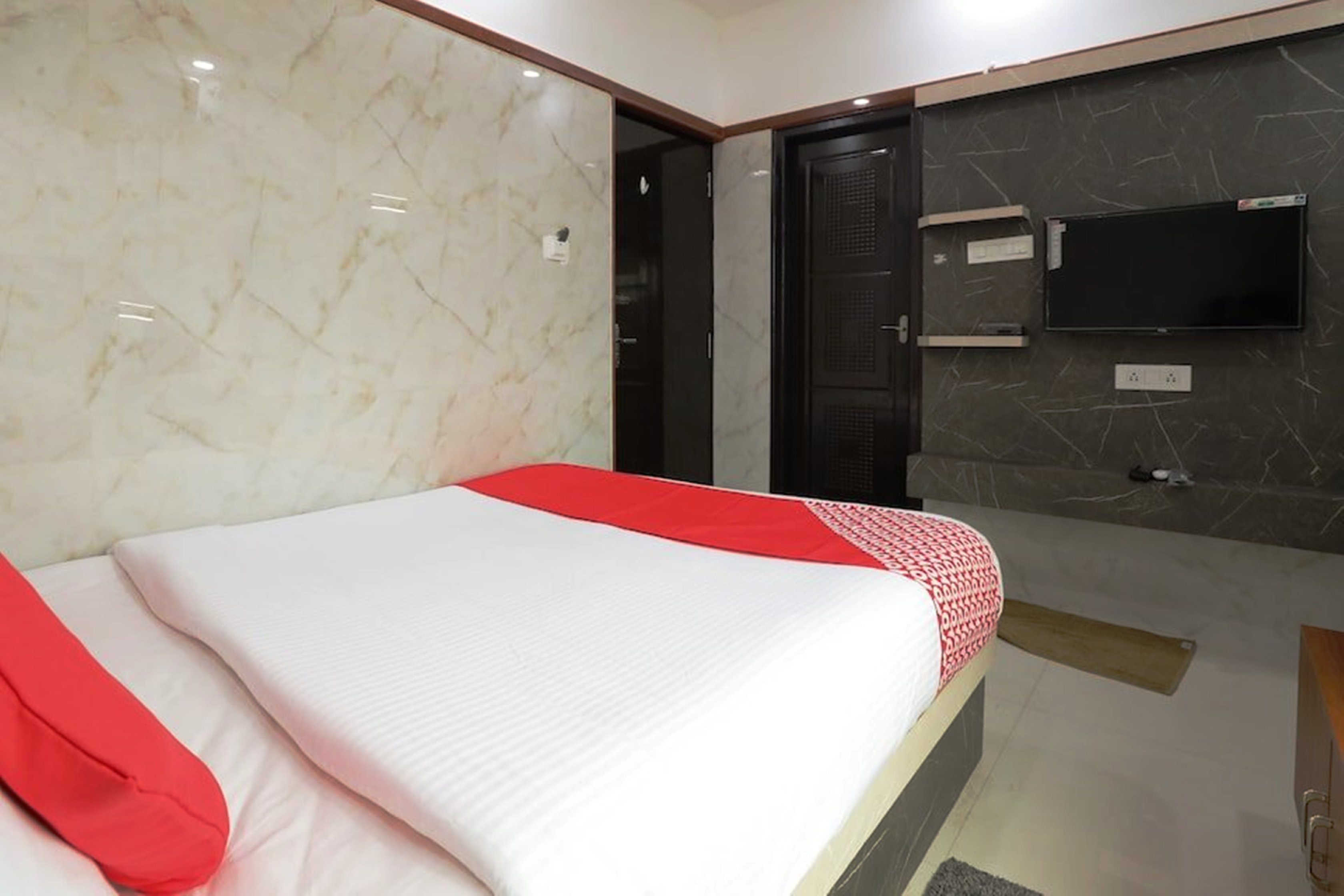 Guru Comforts Room Type - Double Room AC
