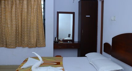 Ramanilayam Tourist Home Room Type - Deluxe Room AC