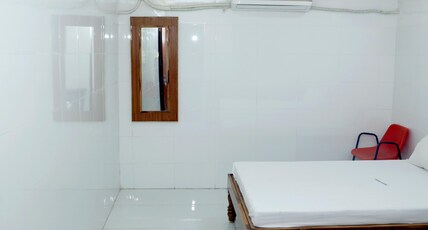 UNIVERSAL RESIDENCY Room Type - Low price 4 bed room (Common bath room)