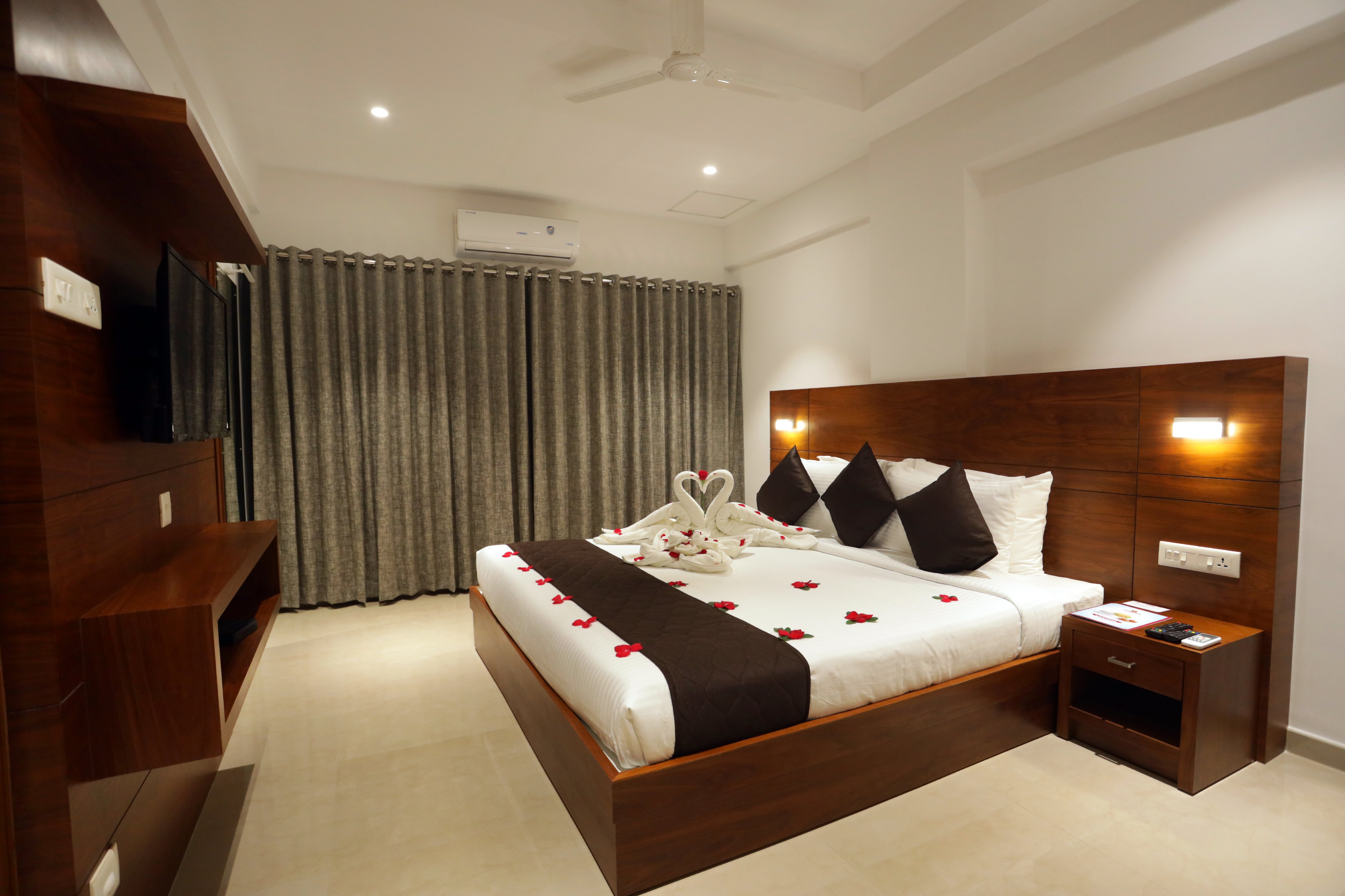 Iswarya Residency Room Type - Deluxe Room