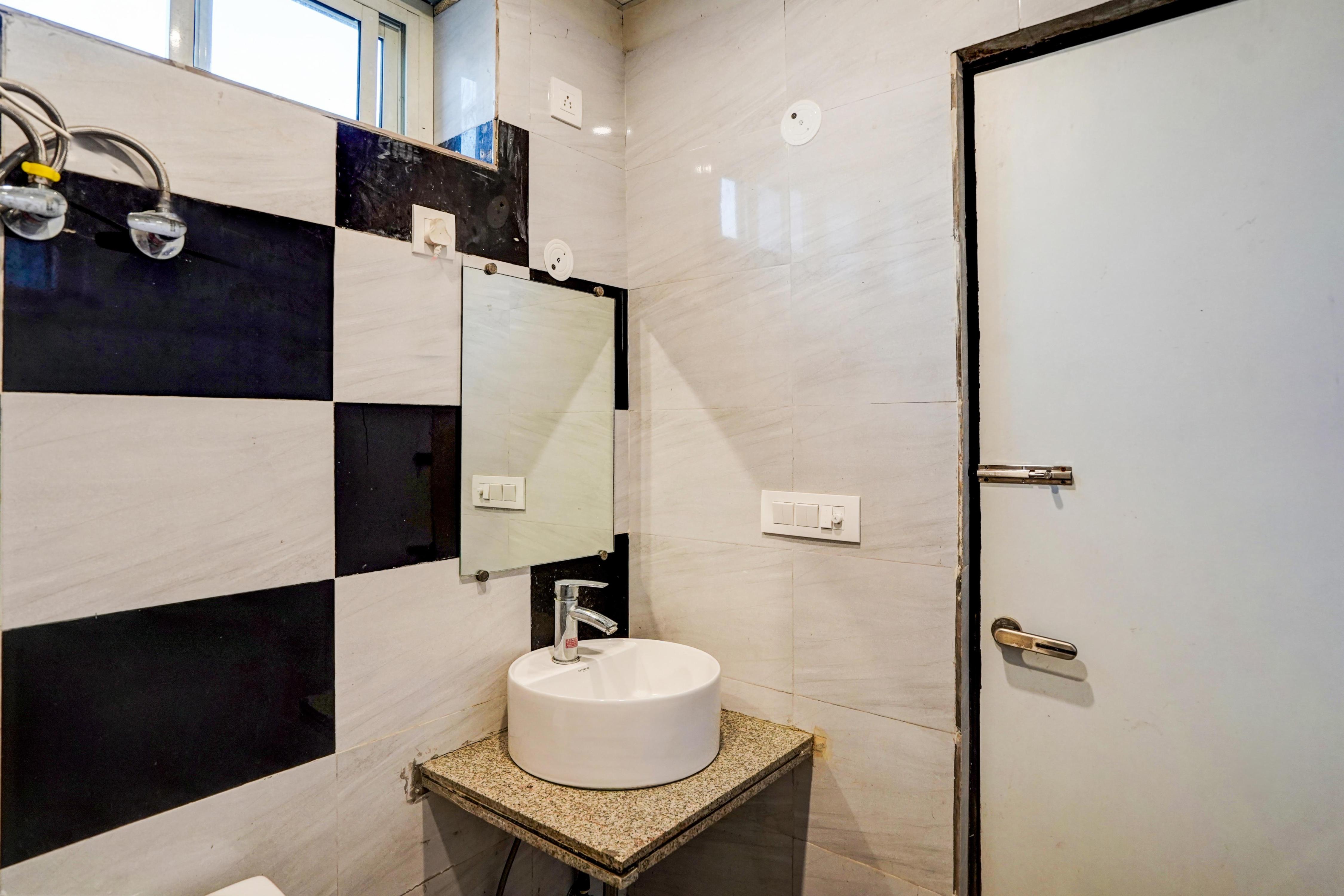 OYO 79529 HEART BEAT HOTEL - Tap to explore photos
