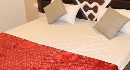 HOTEL SKYLARK Room Type - DELUXE NON A.C