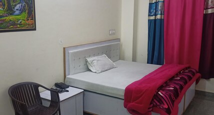 City Crown Guest House Room Type - Classic Room - Non AC 