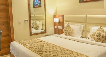 Hotel Hira Inn@10mins From Railway & Bus Station Room Type - Deluxe Room with Work Desk