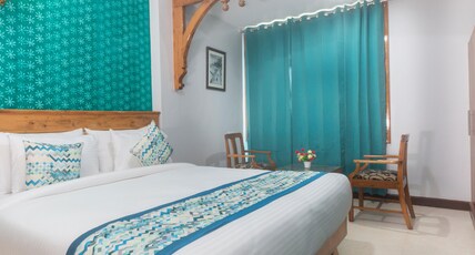 Golden Oak Room Type - Valley-view Sapphire Room with Balcony