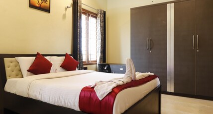 Royal Stay Villa | Rooms & Kitchen Room Type - DELUXE AC Room