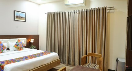 Hotel The Royal GM Plaza Room Type - Deluxe Room Hotel The Royal GM Plaza Room Type - Deluxe Room