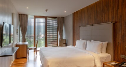 Radisson Resort & Spa Lonavala Room Type - One Bedroom Suite with Bathtub, Balcony and Living Area