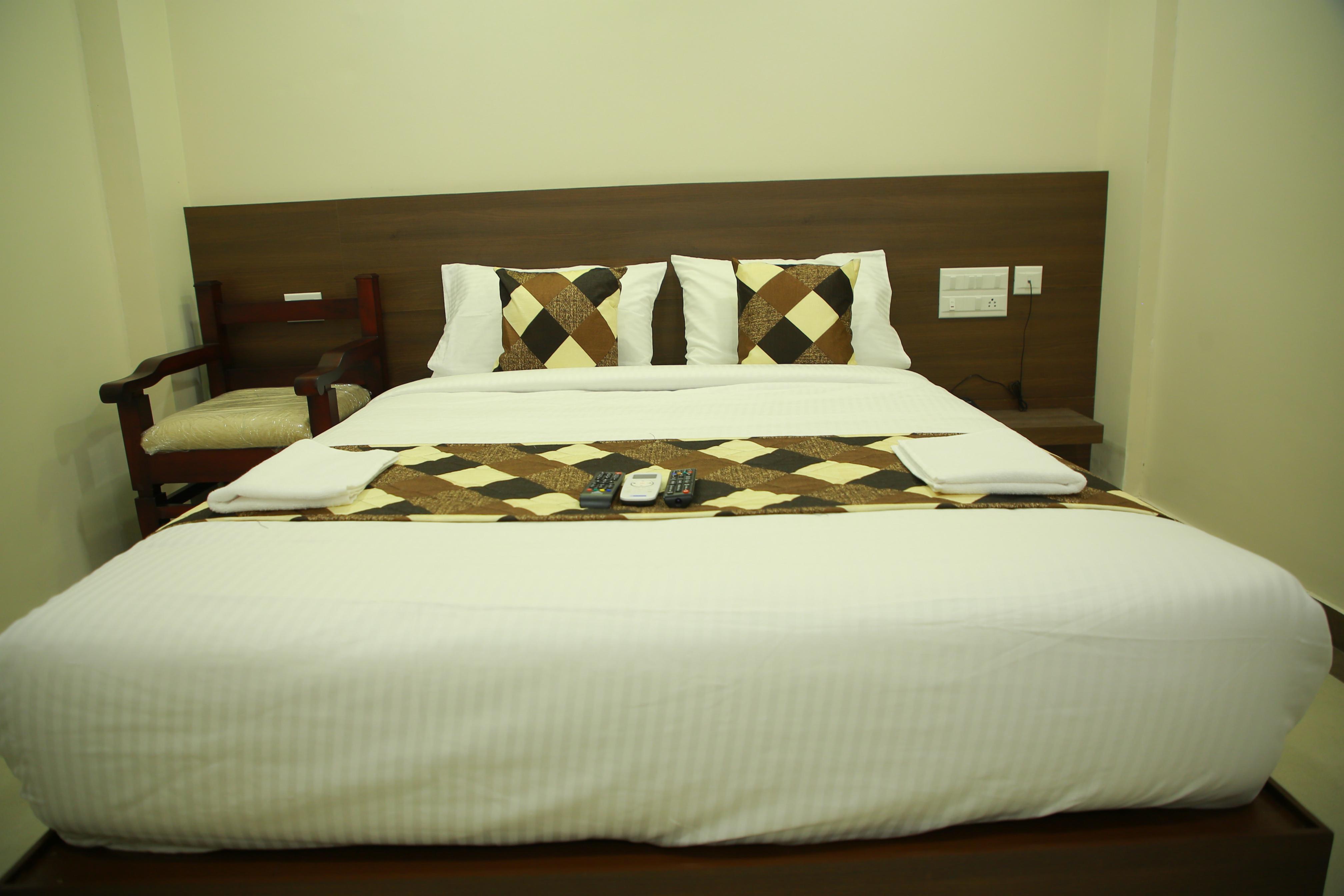 Kalathil Tourist Home Room Type - AC DELUXE DOUBLE ROOM
