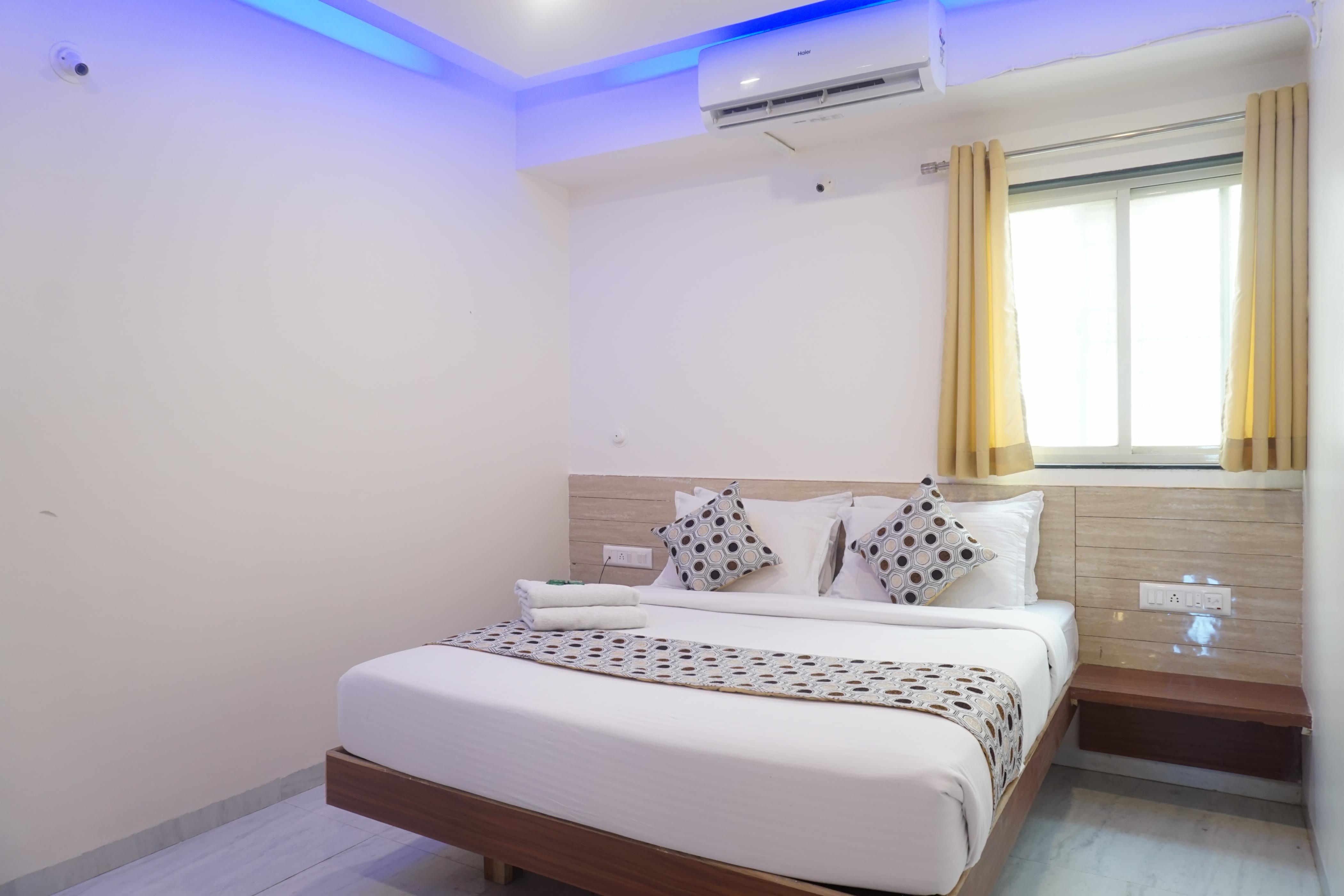 Hotel Satkar Room Type - Deluxe Room with Air Conditioning