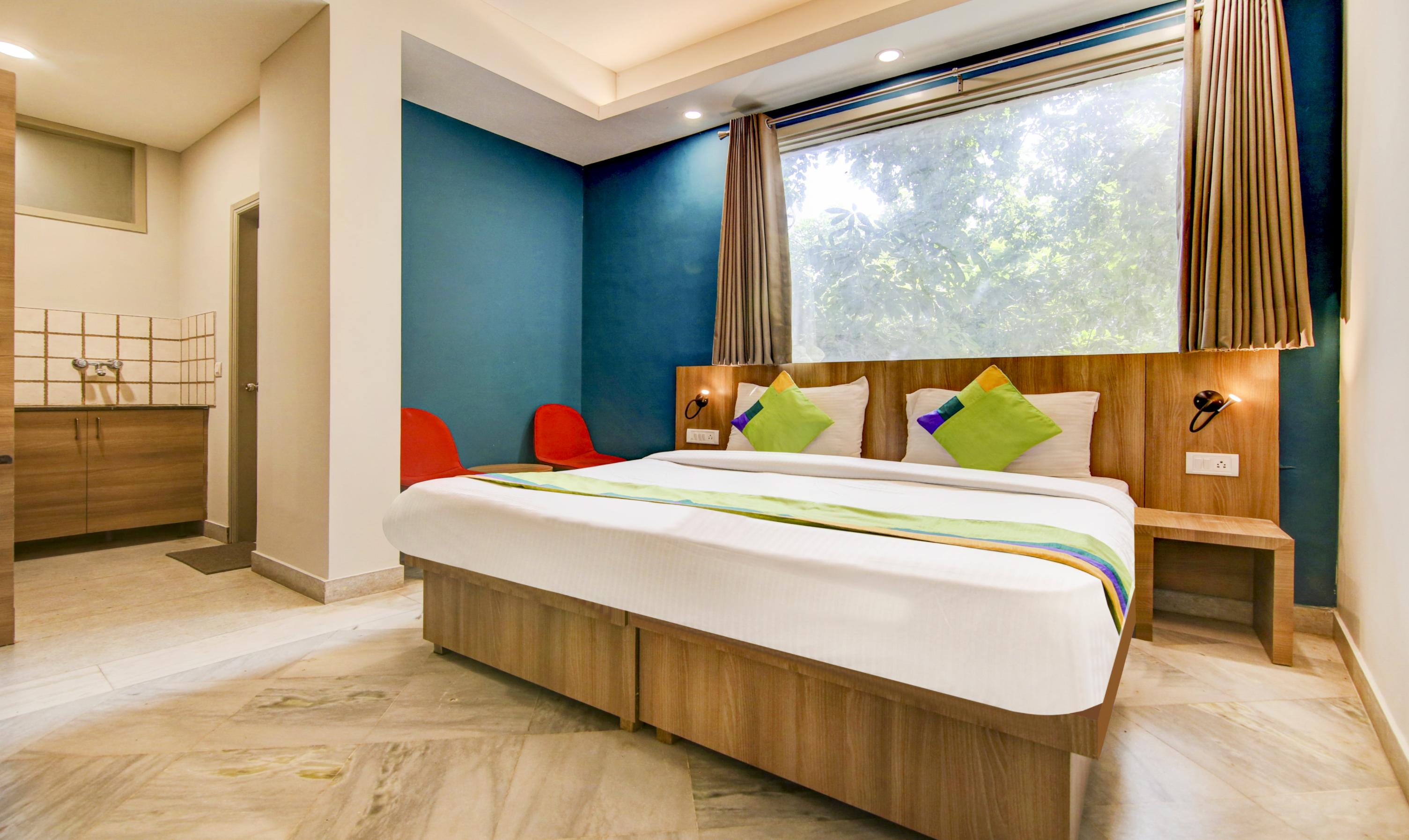 Treebo Mall View, DLF Phase II Room Type - Deluxe Family Room