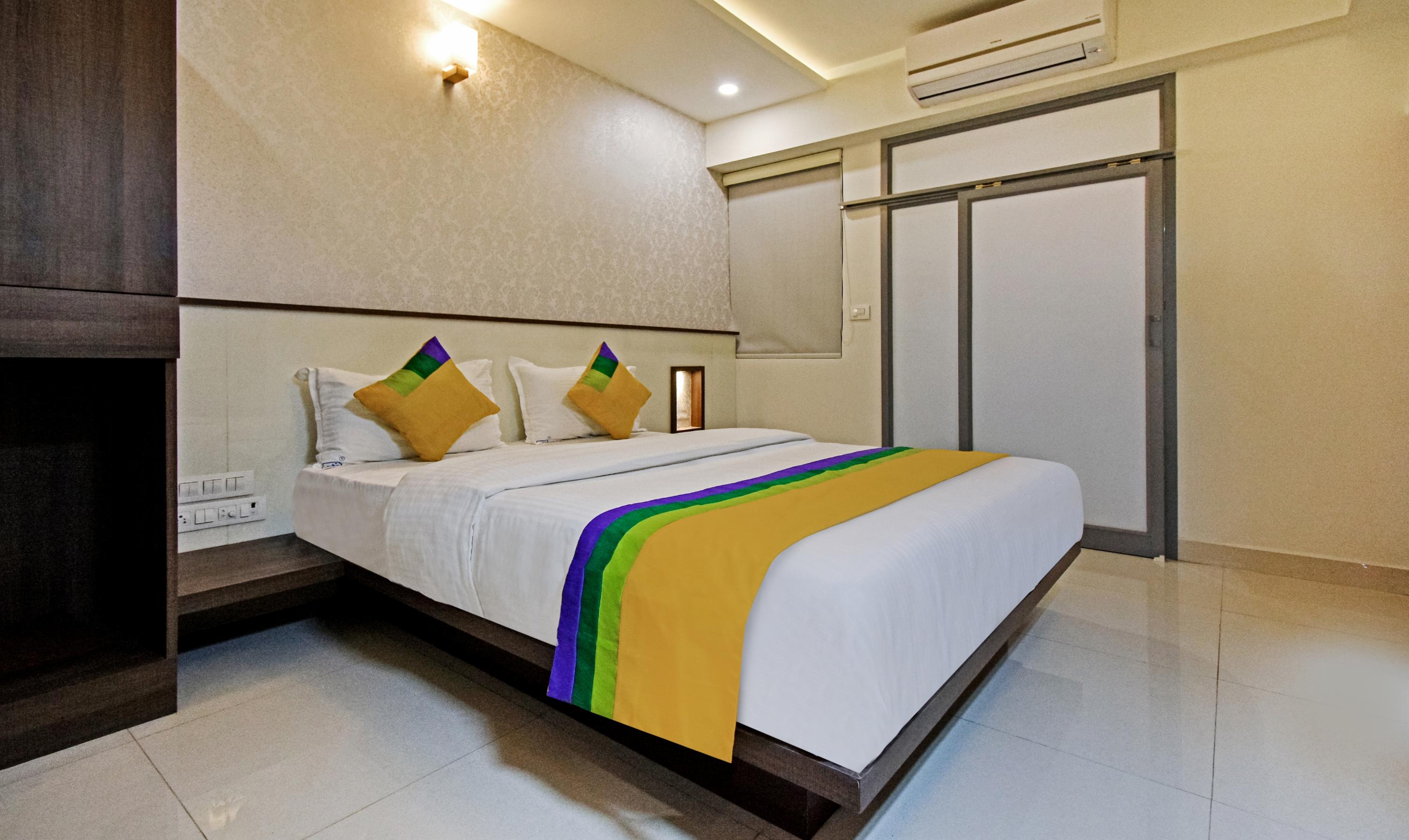 Itsy Hotels Deluxe Inn - Tap to explore photos
