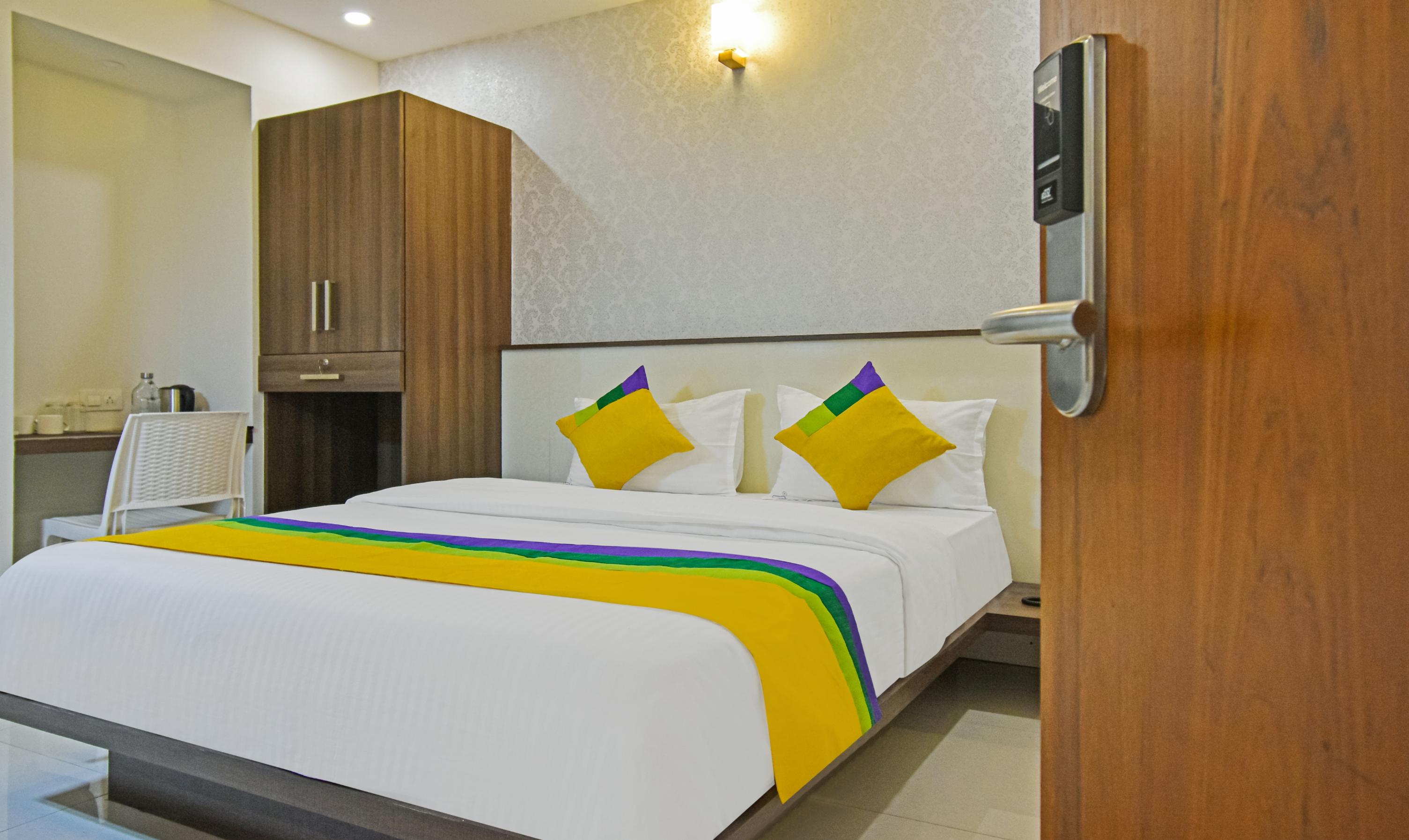 Itsy Hotels Deluxe Inn - Tap to explore photos